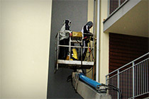 Pracownicy przygotowują się do mycia okien